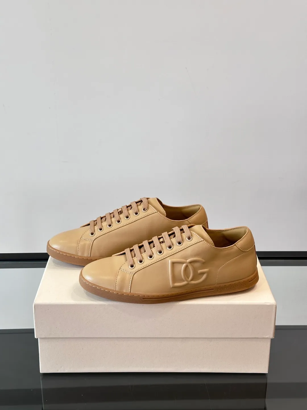Men's shoes 💰p400 "DG" Dolce & Gabbana fashion casual shoes, high-end boutique men's casual sports shoes! Imported first layer cowhide. The contrasting color design attracts the eye, and the brand logo decoration on the tongue is exquisite and luxurious, super A level! Compared with the genuine product at the counter, the version is no worse at all! size: 38-44 (45 customized)